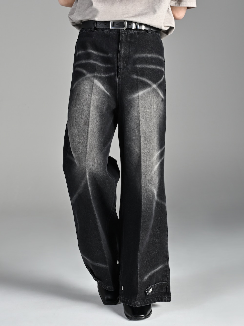 ブラック系のブーツ、ブラック系のTシャツ/カットソー、ブラック系のその他パンツを着用したメンズの夏コーディネートの5枚目の写真