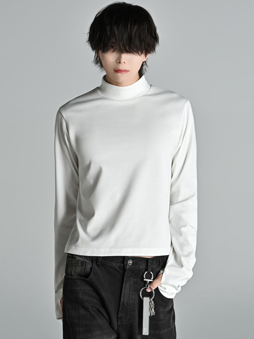 ブラック系のデニムパンツ、ホワイト系のTシャツ/カットソー、ブラック系のローファーを着用したメンズの秋コーディネートの4枚目の写真