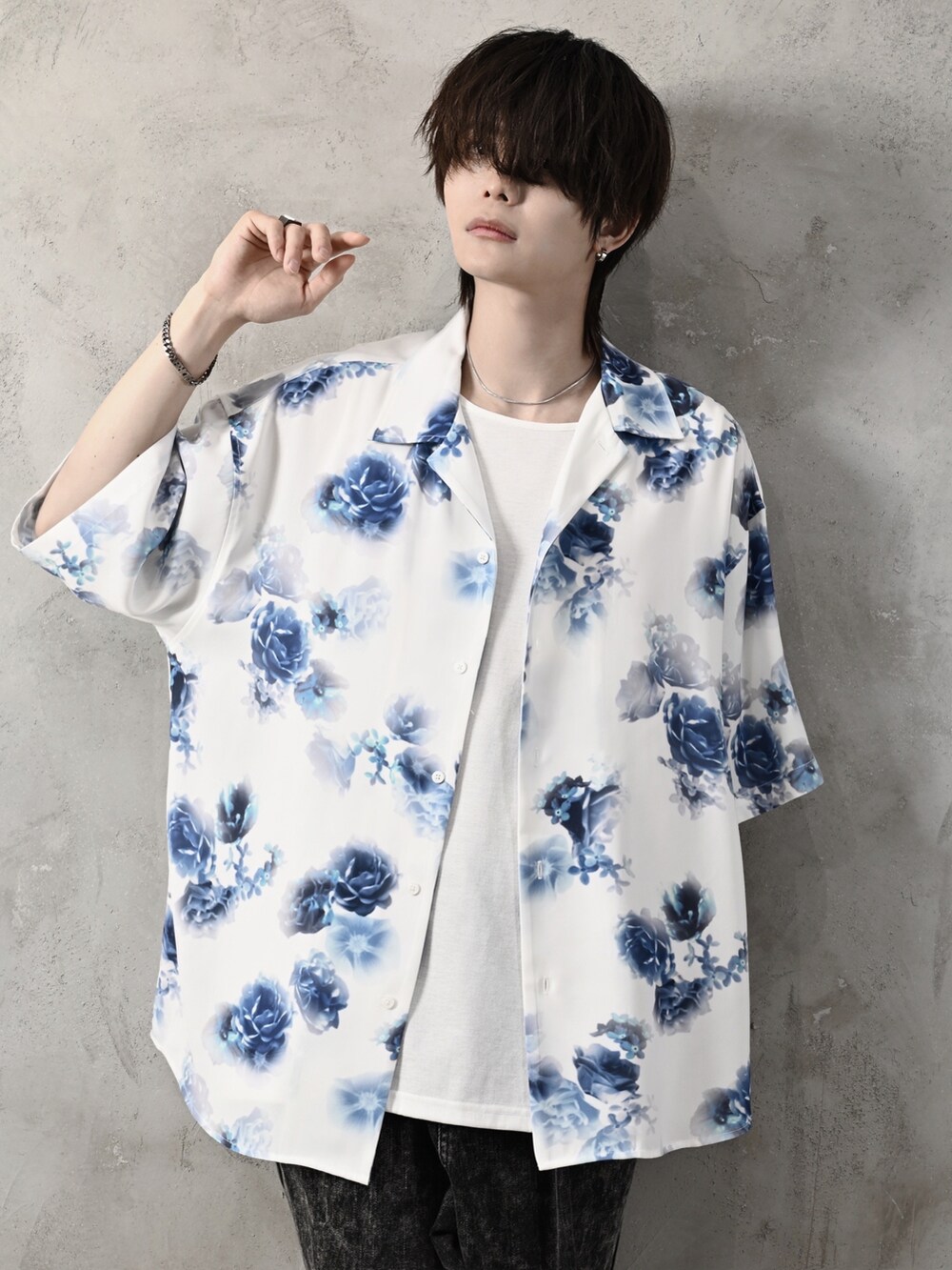 ホワイト系のタンクトップ、ブラック系のデニムパンツ、ブラック系のショルダーバッグを着用したメンズの春コーディネートの2枚目の写真