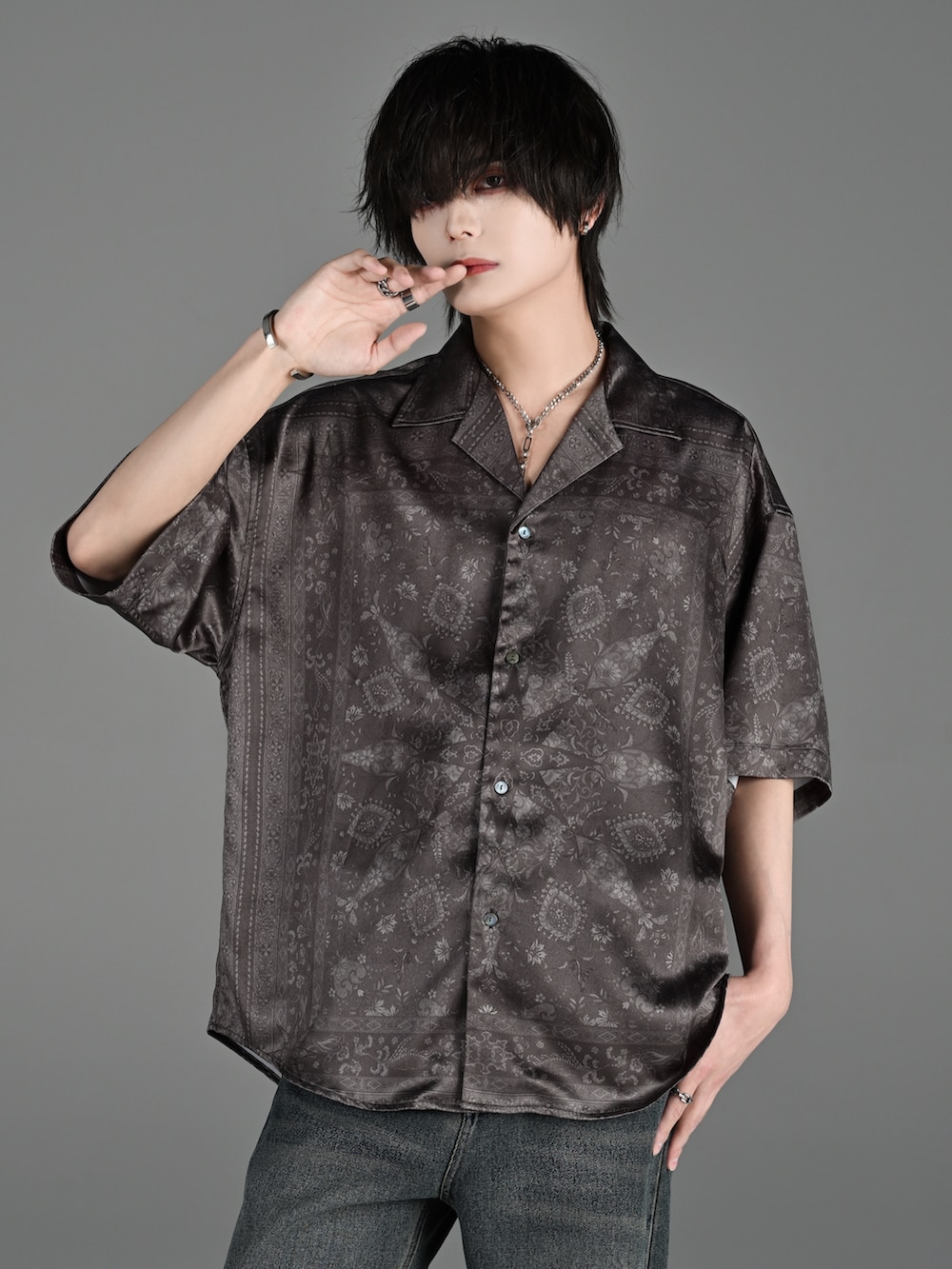 ブラック系のスニーカー、ブルー系のデニムパンツ、ブラック系のシャツ/ブラウスを着用したメンズの春コーディネートの3枚目の写真