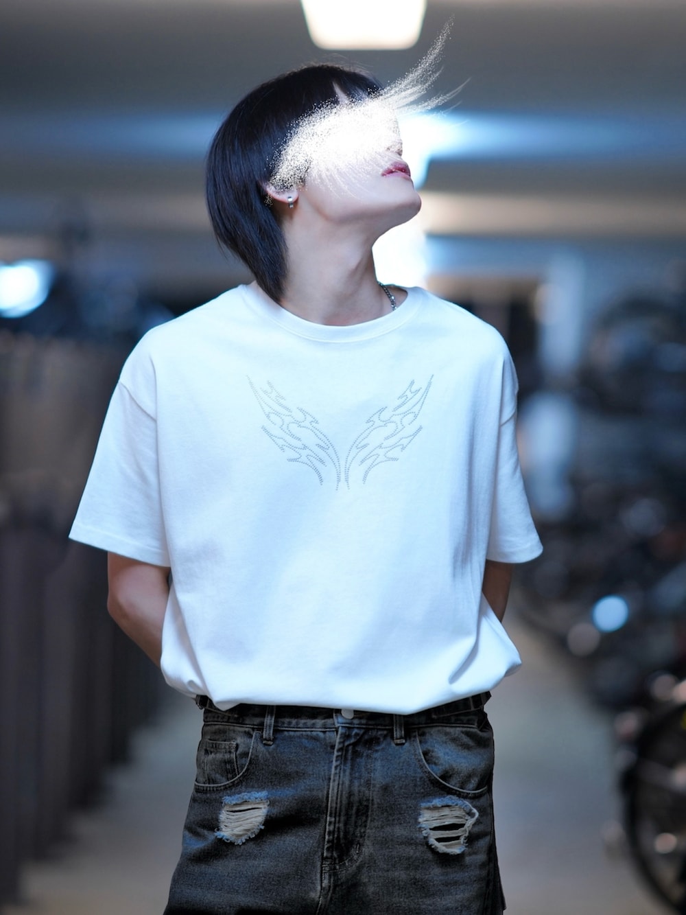 ブラック系のスニーカー、ホワイト系のTシャツ/カットソー、ブルー系のデニムパンツを着用したメンズの春コーディネートの2枚目の写真