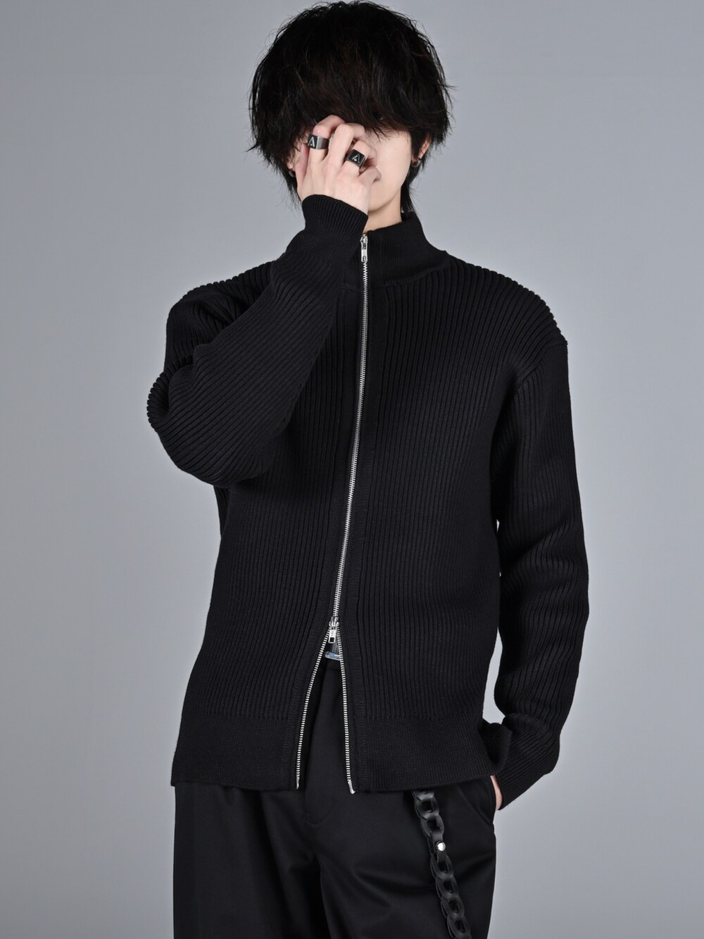 ブラック系のニット/セーター、ブラック系のブーツ、ブラック系のニット/セーターを着用したメンズの冬コーディネートの4枚目の写真