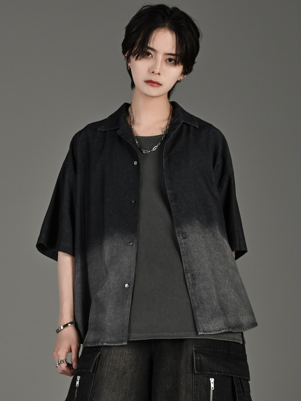 ホワイト系のスニーカー、ブルー系のタンクトップ、ブラック系のシャツ/ブラウスを着用したメンズの春コーディネートの2枚目の写真