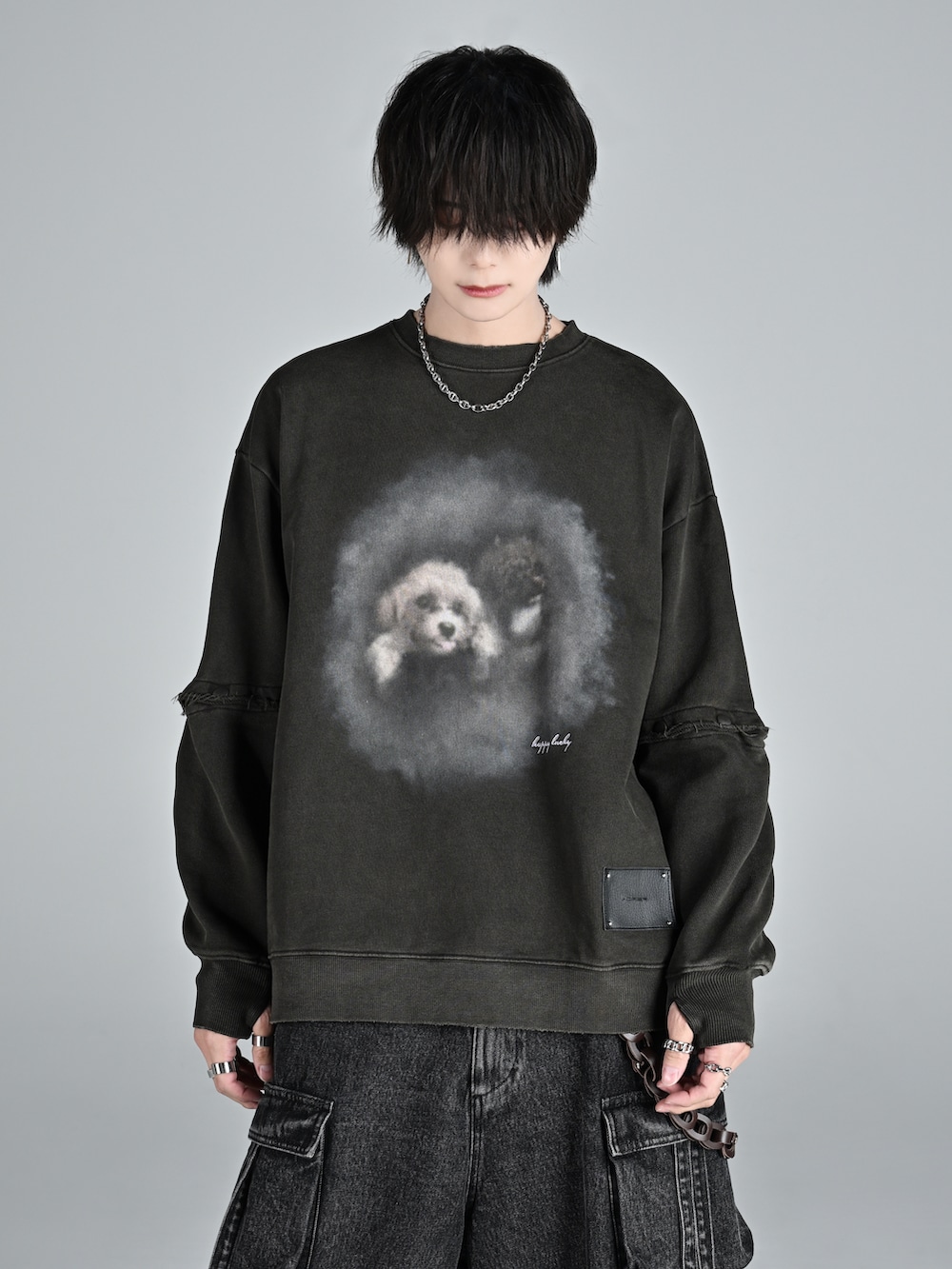 ブラック系のカーゴパンツ、ベージュ系のブーツ、ブラウン系のスウェットを着用したメンズの秋コーディネートの2枚目の写真