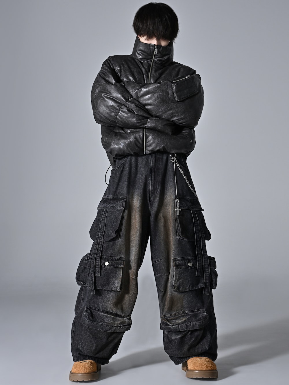 ブラック系のダウンジャケット/コート、グレー系のカーゴパンツ、ブラック系のスニーカーを着用したメンズの秋コーディネートの4枚目の写真