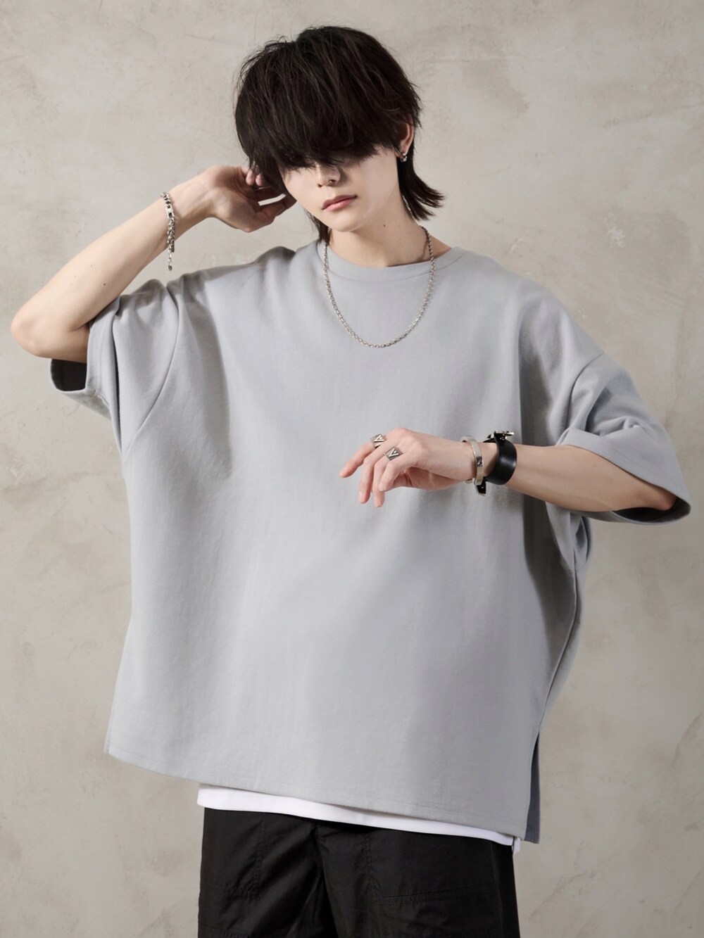 ブラック系のカーゴパンツ、ブラック系のショルダーバッグ、グレー系のTシャツ/カットソーを着用したメンズの夏コーディネートの2枚目の写真