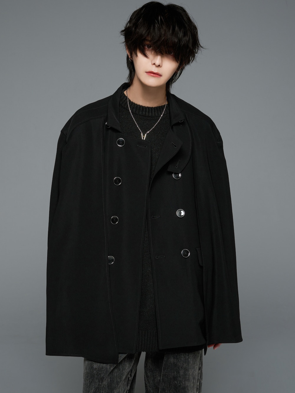 ブラック系のデニムパンツ、ブラック系のブーツ、ブラック系のニット/セーターを着用したメンズの秋コーディネートの3枚目の写真