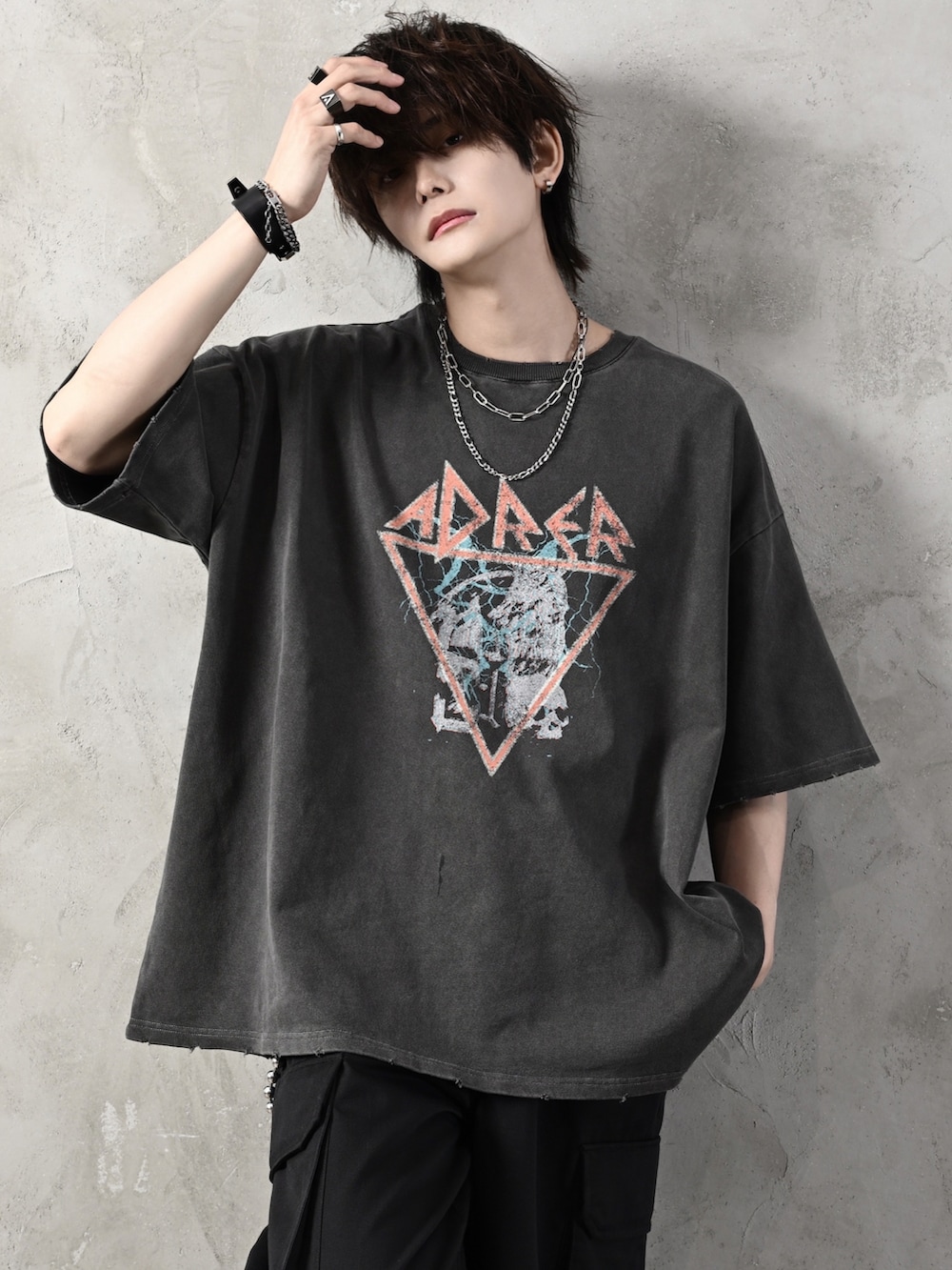 ブラック系のTシャツ/カットソー、ブラック系のサンダル、ブラック系のカーゴパンツを着用したメンズの夏コーディネートの3枚目の写真