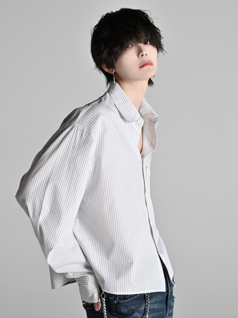 ホワイト系のシャツ/ブラウス、ブラウン系のブルゾン、ブラック系のローファーを着用したメンズの冬コーディネートの5枚目の写真