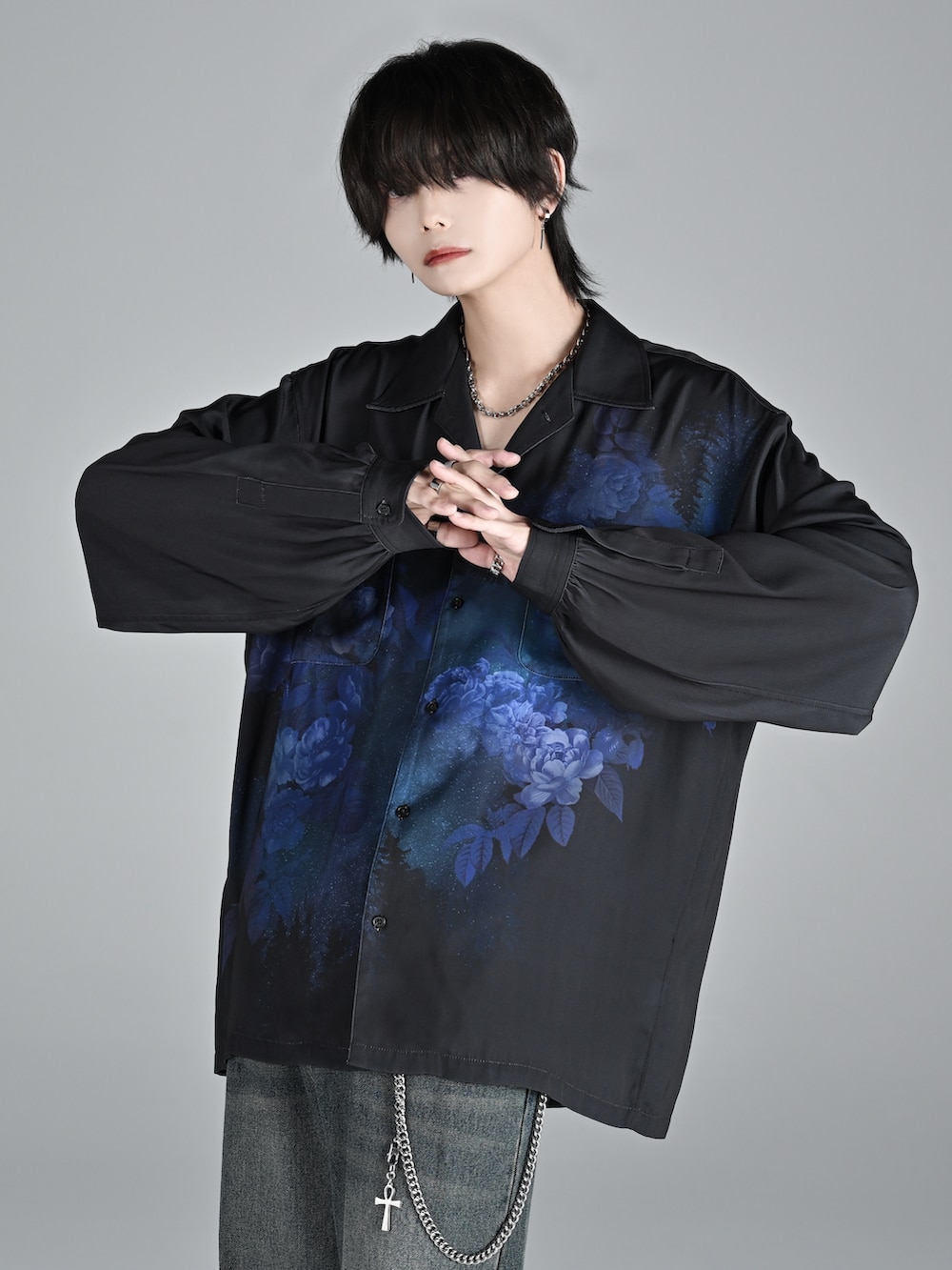 ブルー系のシャツ/ブラウス、ブルー系のデニムパンツ、ブラック系のローファーを着用したメンズの冬コーディネートの2枚目の写真