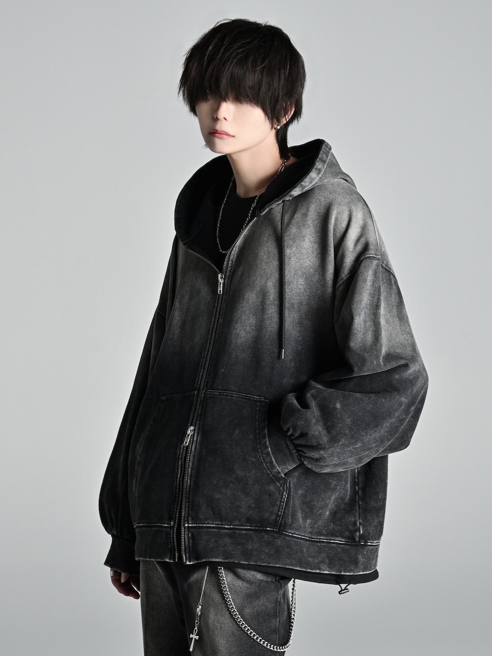 ブラック系のその他パンツ、ブラック系のバッグ、ブラック系のスニーカーを着用したメンズの秋コーディネートの3枚目の写真