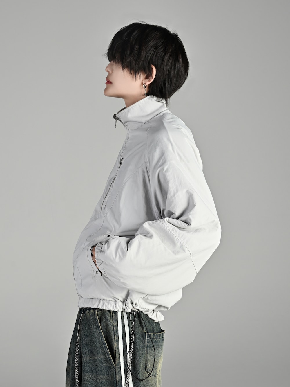 ホワイト系のブルゾン、ブルー系のその他パンツ、ホワイト系のスニーカーを着用したメンズの秋コーディネートの3枚目の写真