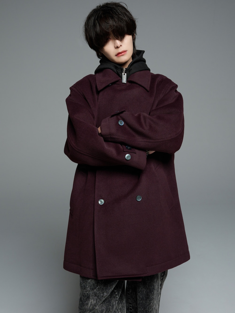 ブラック系のデニムパンツ、ブラック系のブーツ、ブラック系のパーカーを着用したメンズの秋コーディネートの3枚目の写真