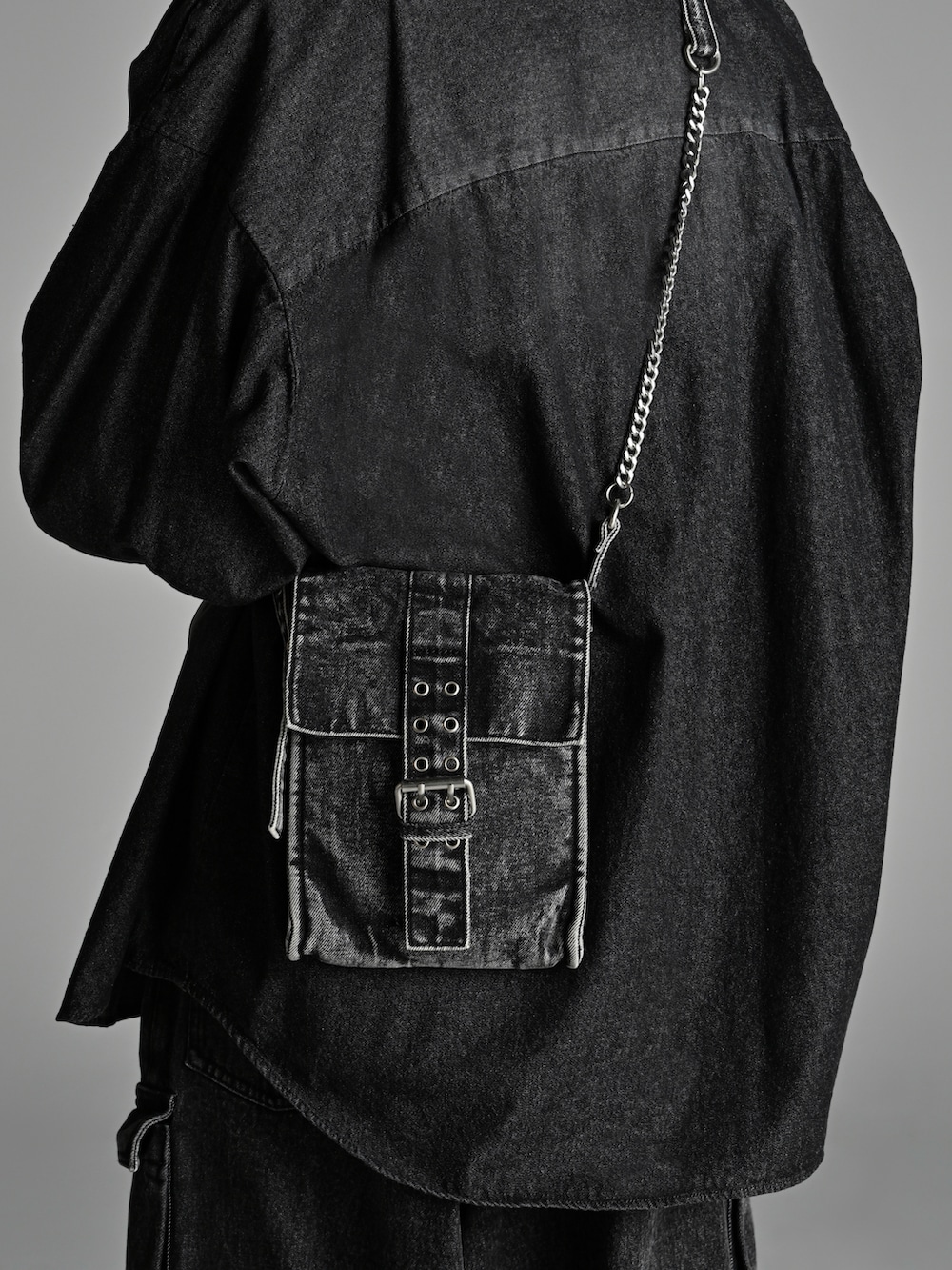 ブラック系のシャツ/ブラウス、ブラック系のカーゴパンツ、ブラック系のショルダーバッグを着用したメンズの冬コーディネートの3枚目の写真