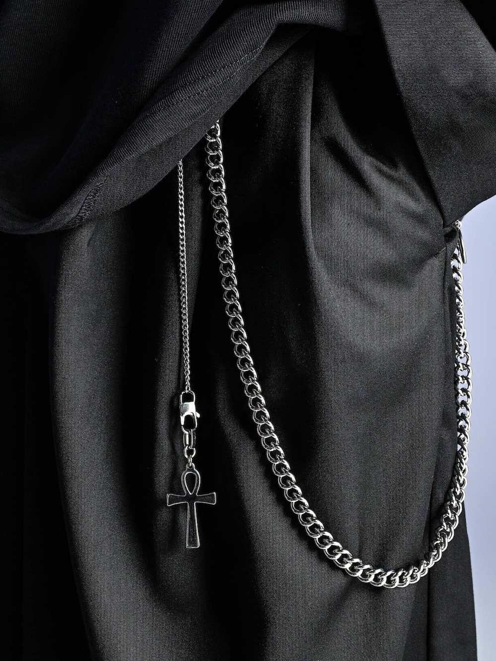 ブラック系のスラックス、ブラック系のローファー、ホワイト系のシャツ/ブラウスを着用したメンズの秋コーディネートの3枚目の写真