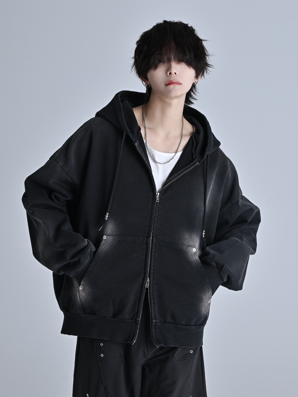 ブラック系のパーカー、ブルー系のその他パンツ、ホワイト系のスニーカーを着用したメンズの冬コーディネートの4枚目の写真