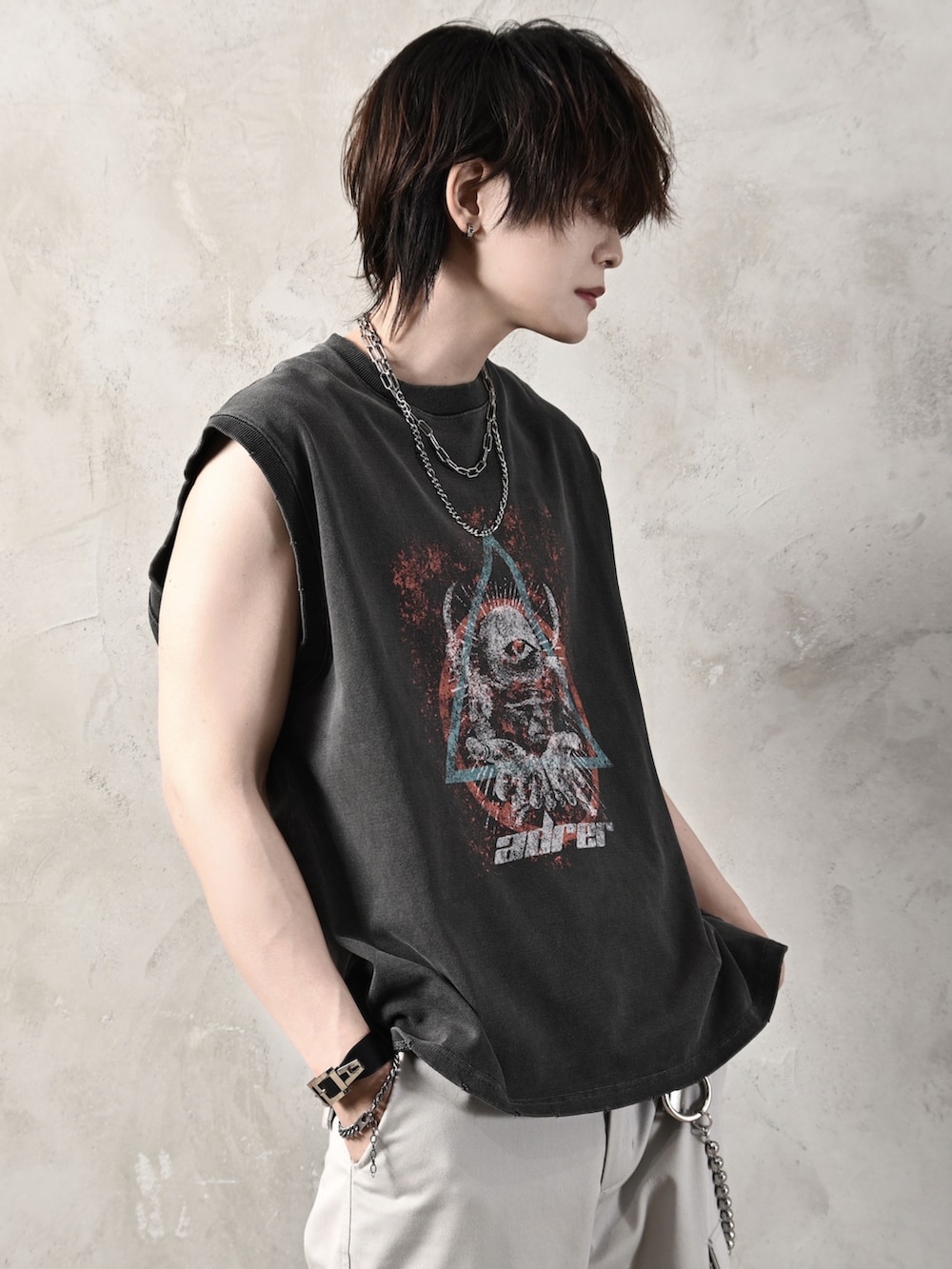 ブラック系のTシャツ/カットソー、グレー系のカーゴパンツ、ブラック系のスニーカーを着用したメンズの夏コーディネートの3枚目の写真