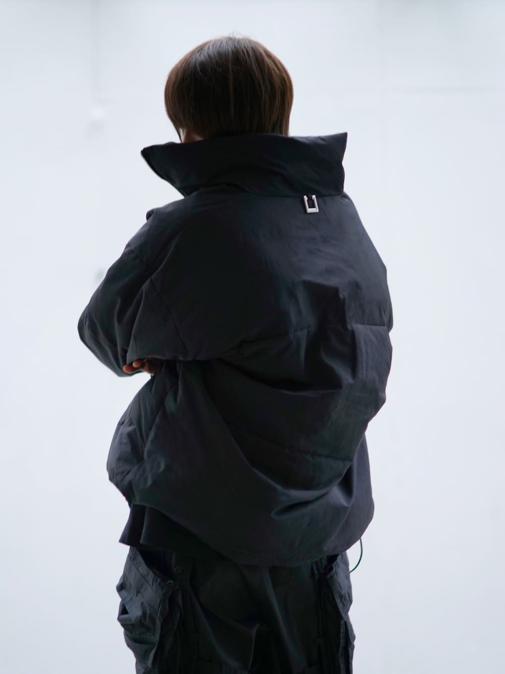 ブラック系のジャケット/アウター、ブラック系のカーゴパンツ、ブラック系のブーツを着用したメンズの春コーディネートの5枚目の写真