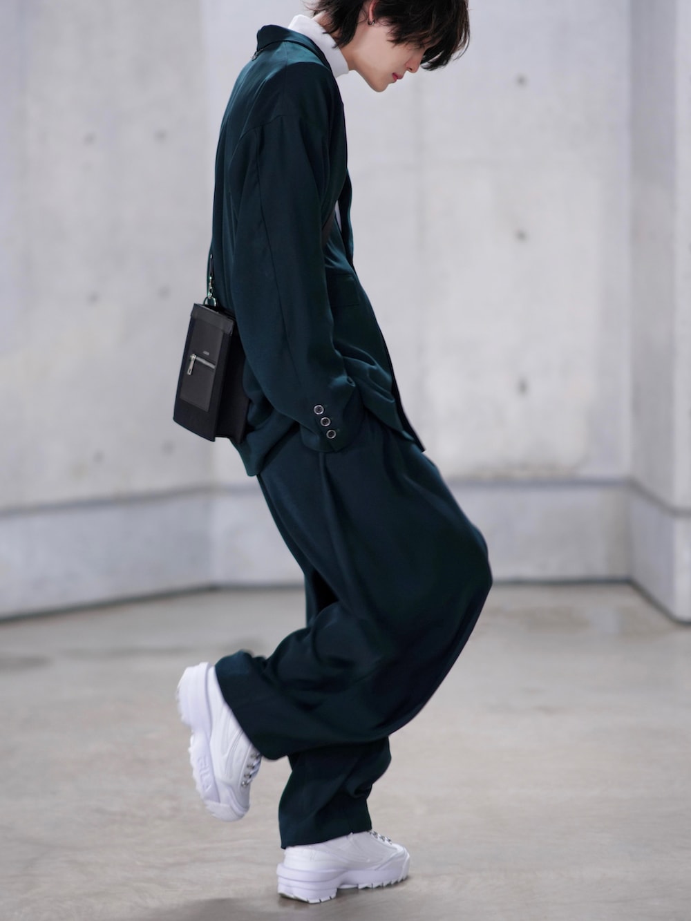 ホワイト系のTシャツ/カットソー、ホワイト系のスニーカー、ブラック系のショルダーバッグを着用したメンズの冬コーディネートの3枚目の写真