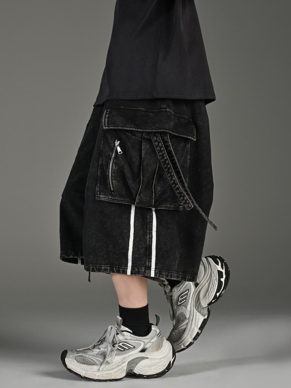 ブラック系のスニーカー、ブラック系のショルダーバッグ、ブラック系のTシャツ/カットソーを着用したメンズの春コーディネートの2枚目の写真