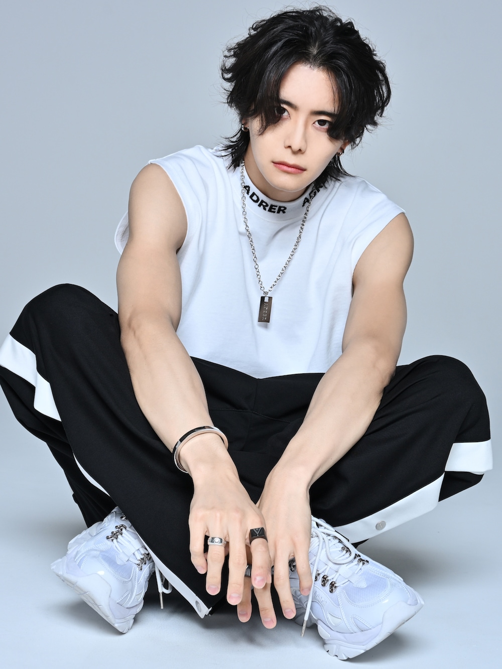 ホワイト系のタンクトップ、ホワイト系のスニーカー、ホワイト系のその他パンツを着用したメンズの春コーディネートの2枚目の写真