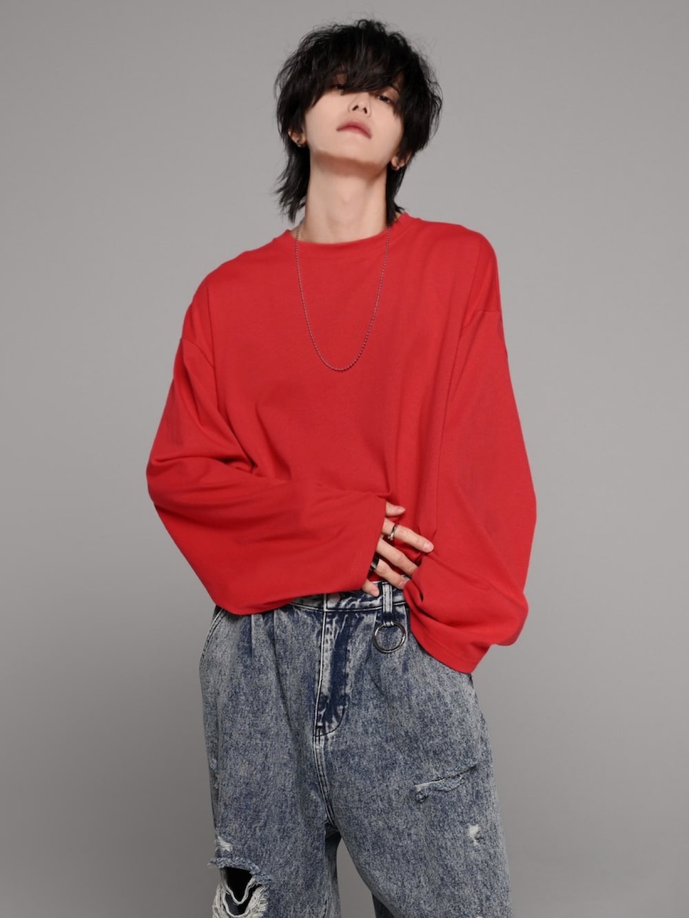 ブルー系のデニムパンツ、ホワイト系のスニーカー、ブラウン系のTシャツ/カットソーを着用したメンズの夏コーディネートの4枚目の写真