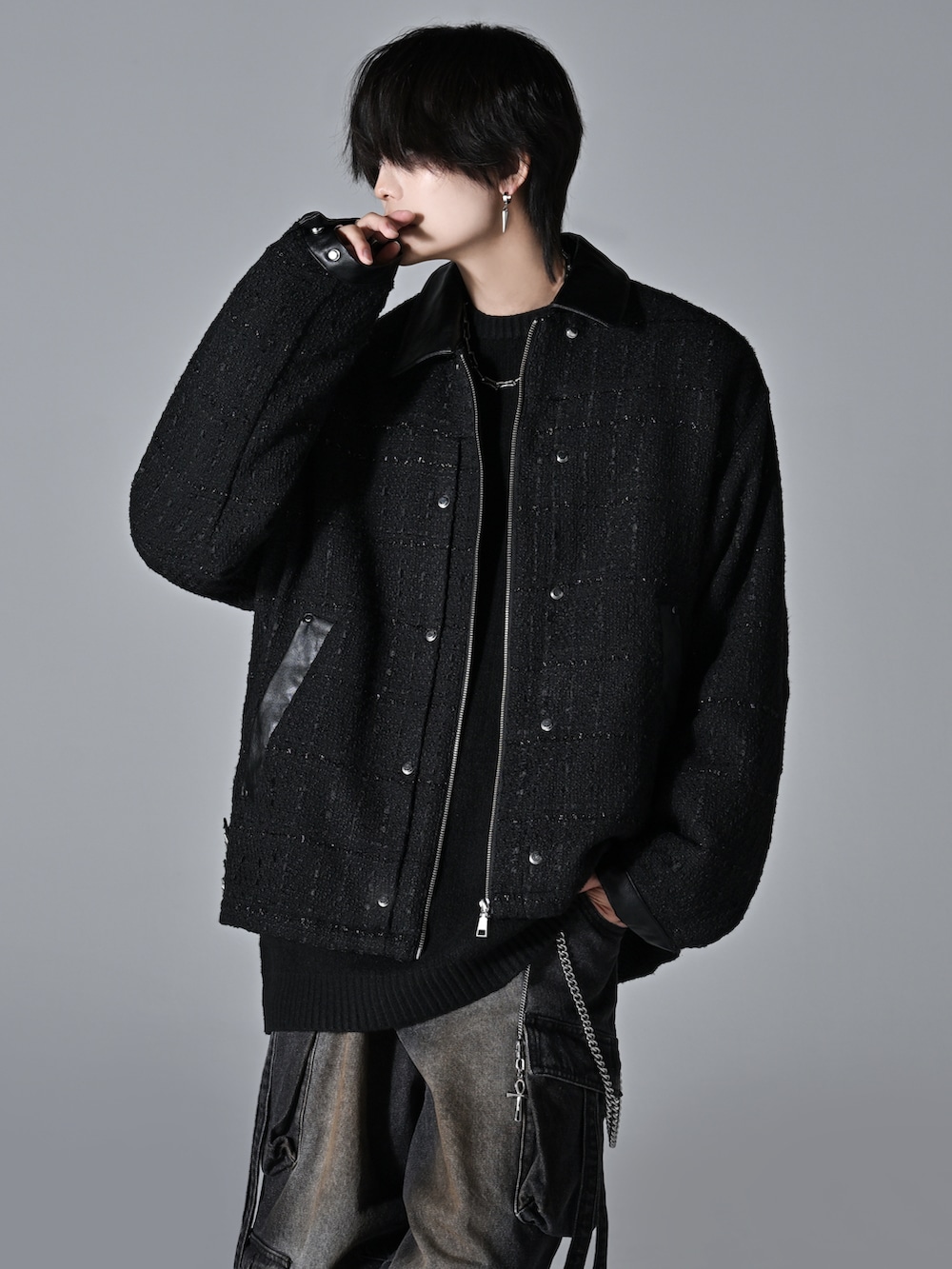 ホワイト系のニット/セーター、ブラック系のブルゾン、ブラック系のローファーを着用したメンズの秋コーディネートの5枚目の写真