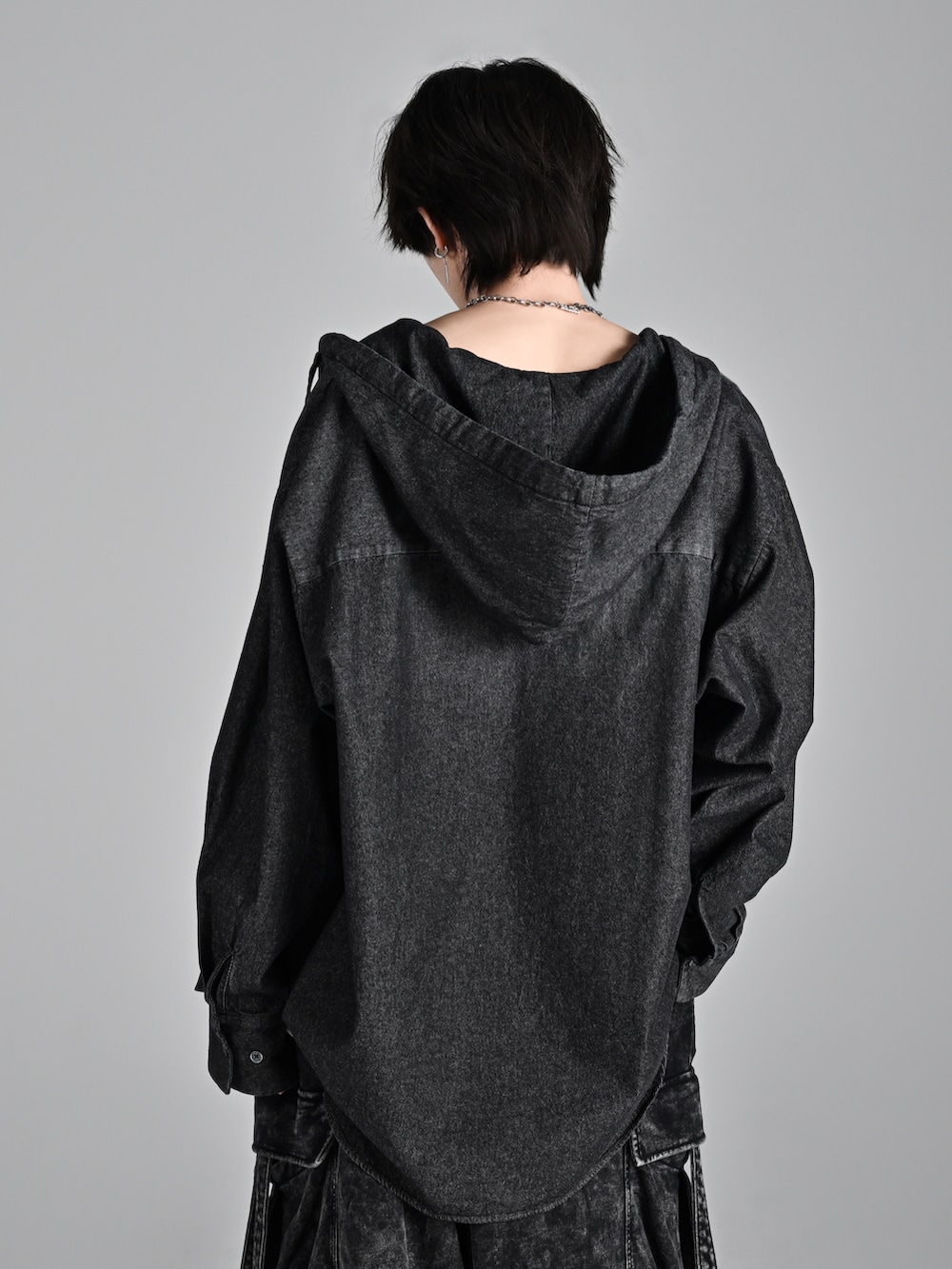 グレー系のタンクトップ、ブラック系のカーゴパンツ、ブラック系のショルダーバッグを着用したメンズの夏コーディネートの5枚目の写真