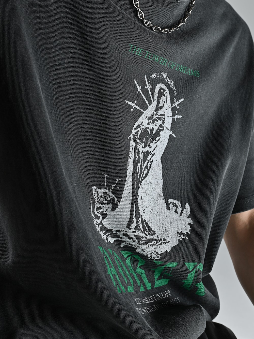 ブラック系のショルダーバッグ、ブルー系のデニムパンツ、グレー系のTシャツ/カットソーを着用したメンズの夏コーディネートの3枚目の写真