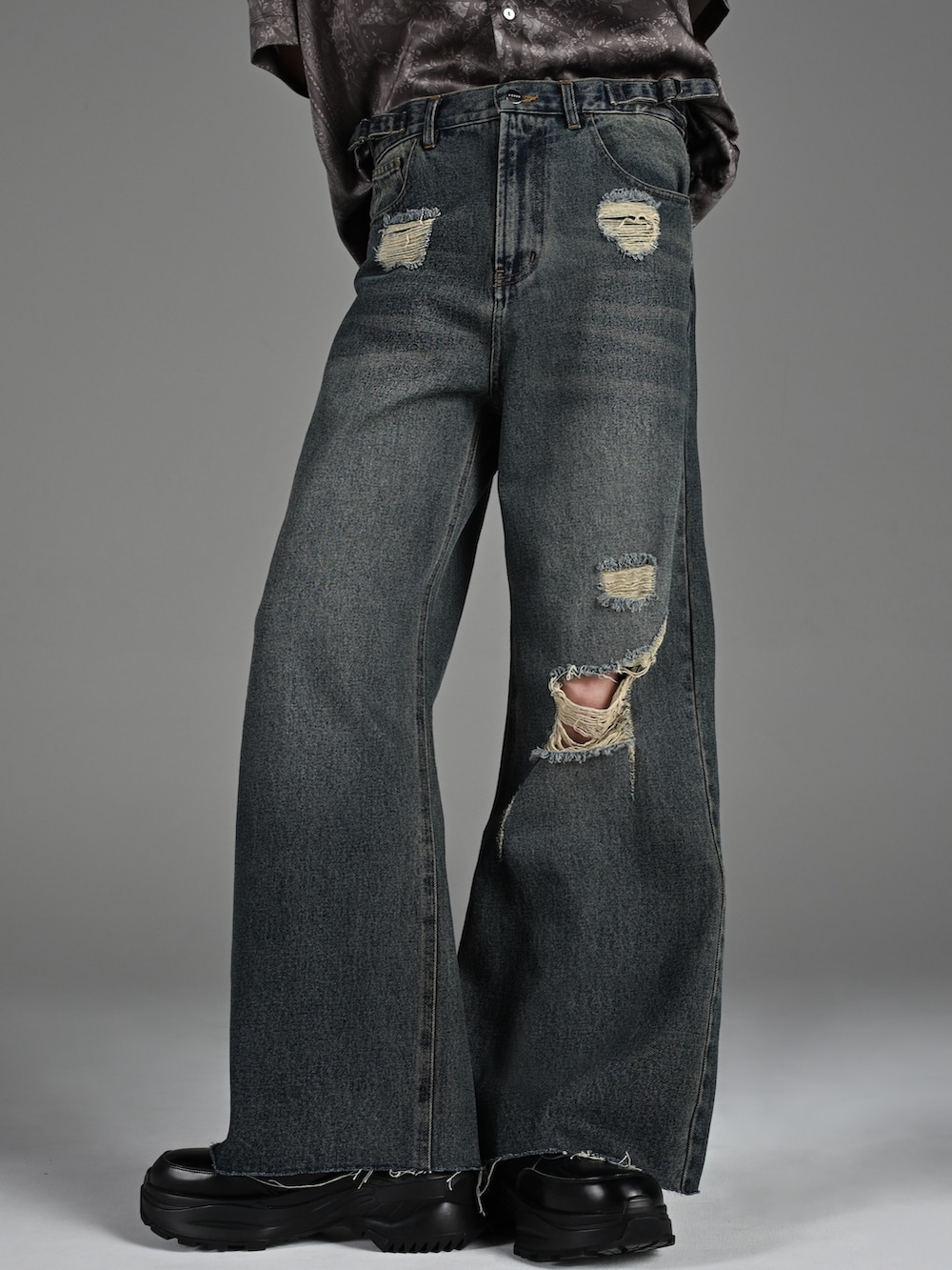 ブラック系のスニーカー、ブラック系のTシャツ/カットソー、ブラック系のデニムパンツを着用したメンズの春コーディネートの5枚目の写真