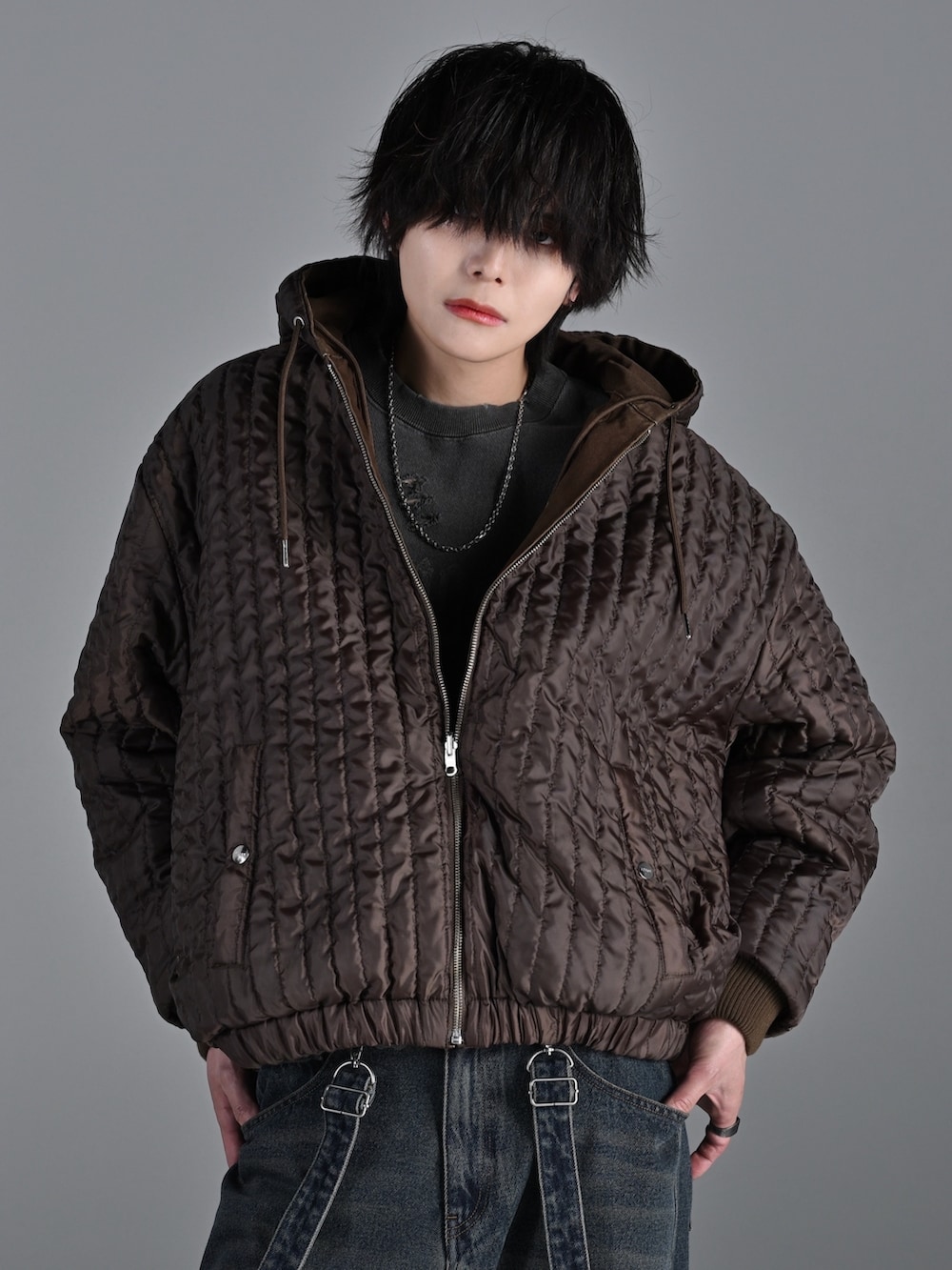 ブラック系のスニーカー、ブラウン系のブルゾン、グレー系のスウェットを着用したメンズの冬コーディネートの5枚目の写真