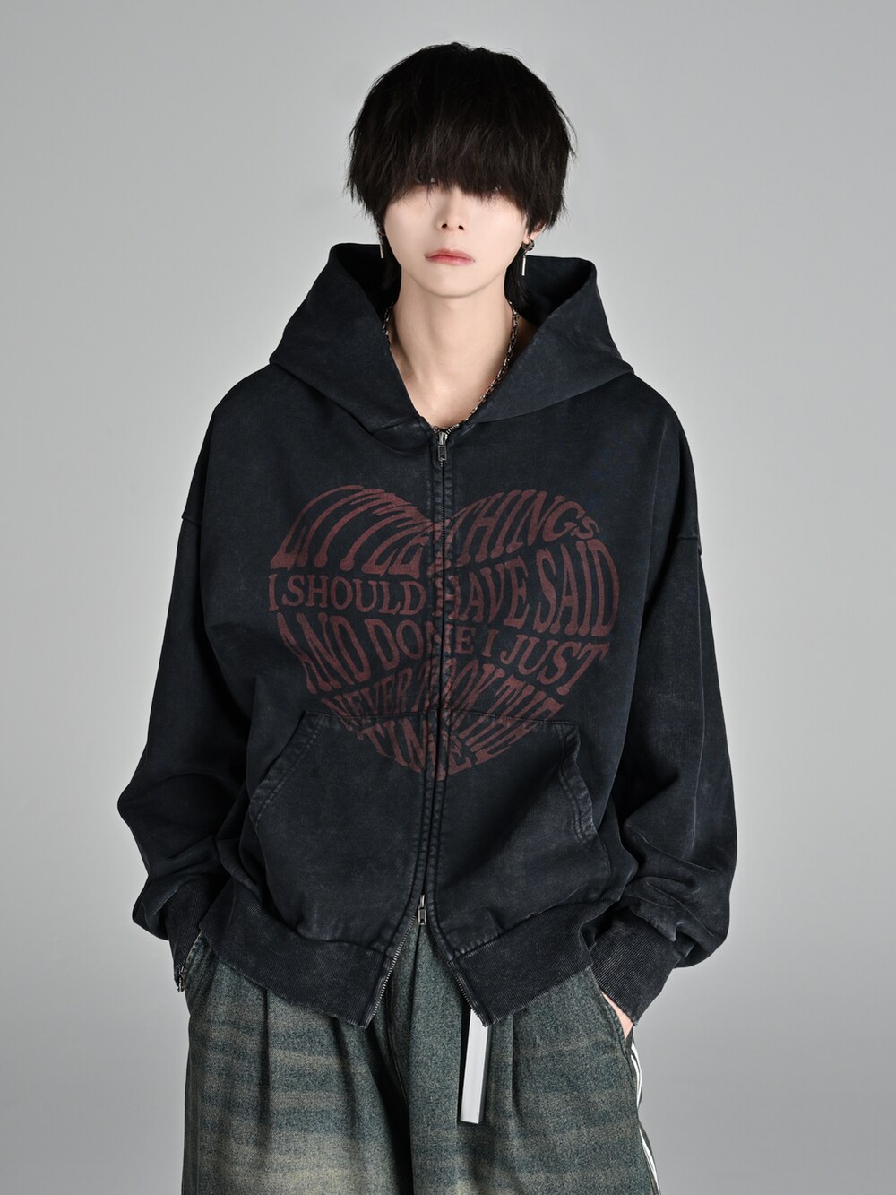 レッド系のタンクトップ、ブラック系のその他パンツ、ブラック系のスニーカーを着用したメンズの秋コーディネートの3枚目の写真