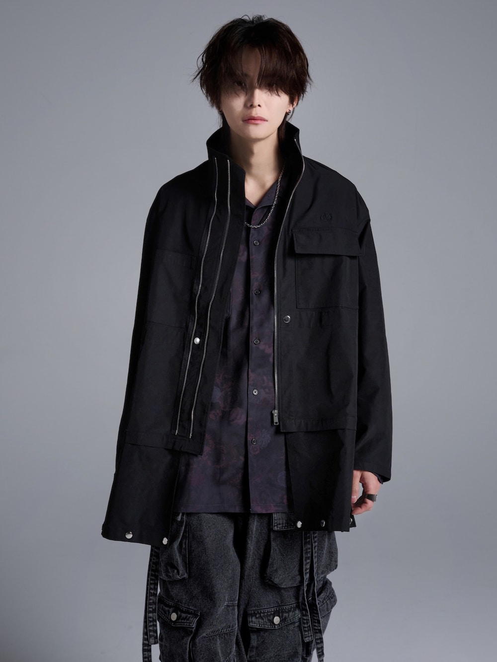 レッド系のシャツ/ブラウス、ブラック系のカーゴパンツ、ブラック系のブーツを着用したメンズの春コーディネートの2枚目の写真