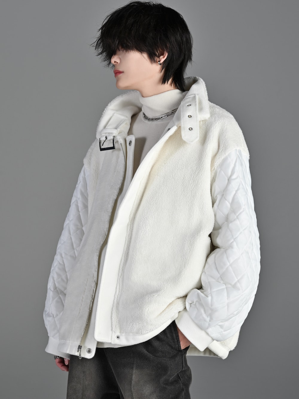 ブラック系のその他パンツ、ブラック系のブーツ、ホワイト系のブルゾンを着用したメンズの冬コーディネートの3枚目の写真