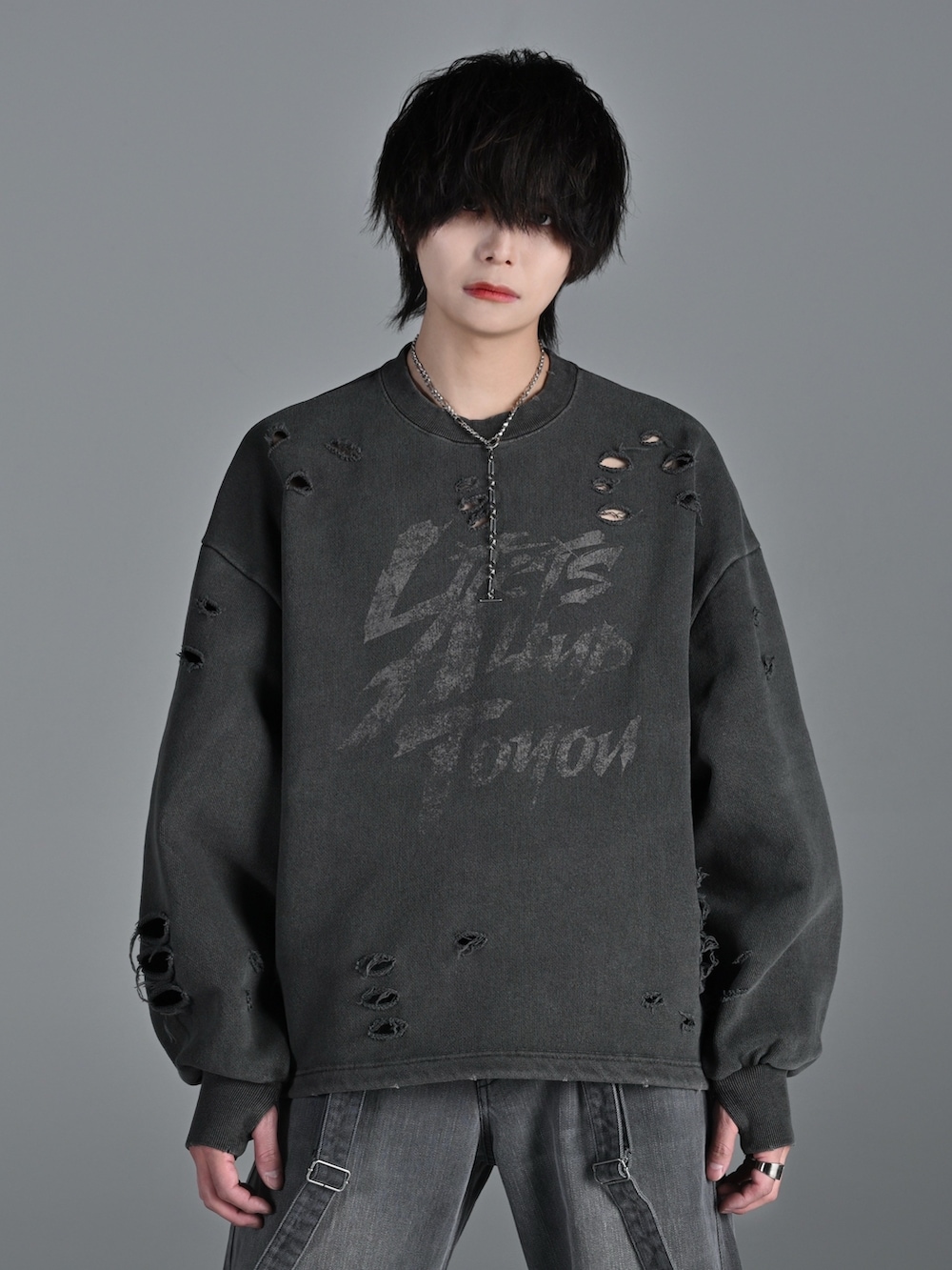 グレー系のデニムパンツ、グレー系のスウェット、ブラック系のショルダーバッグを着用したメンズの春コーディネートの2枚目の写真