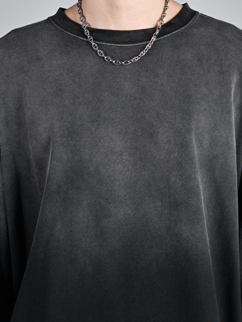 ブラック系のその他パンツ、ブラック系のショルダーバッグ、ブラック系のローファーを着用したメンズの秋コーディネートの3枚目の写真