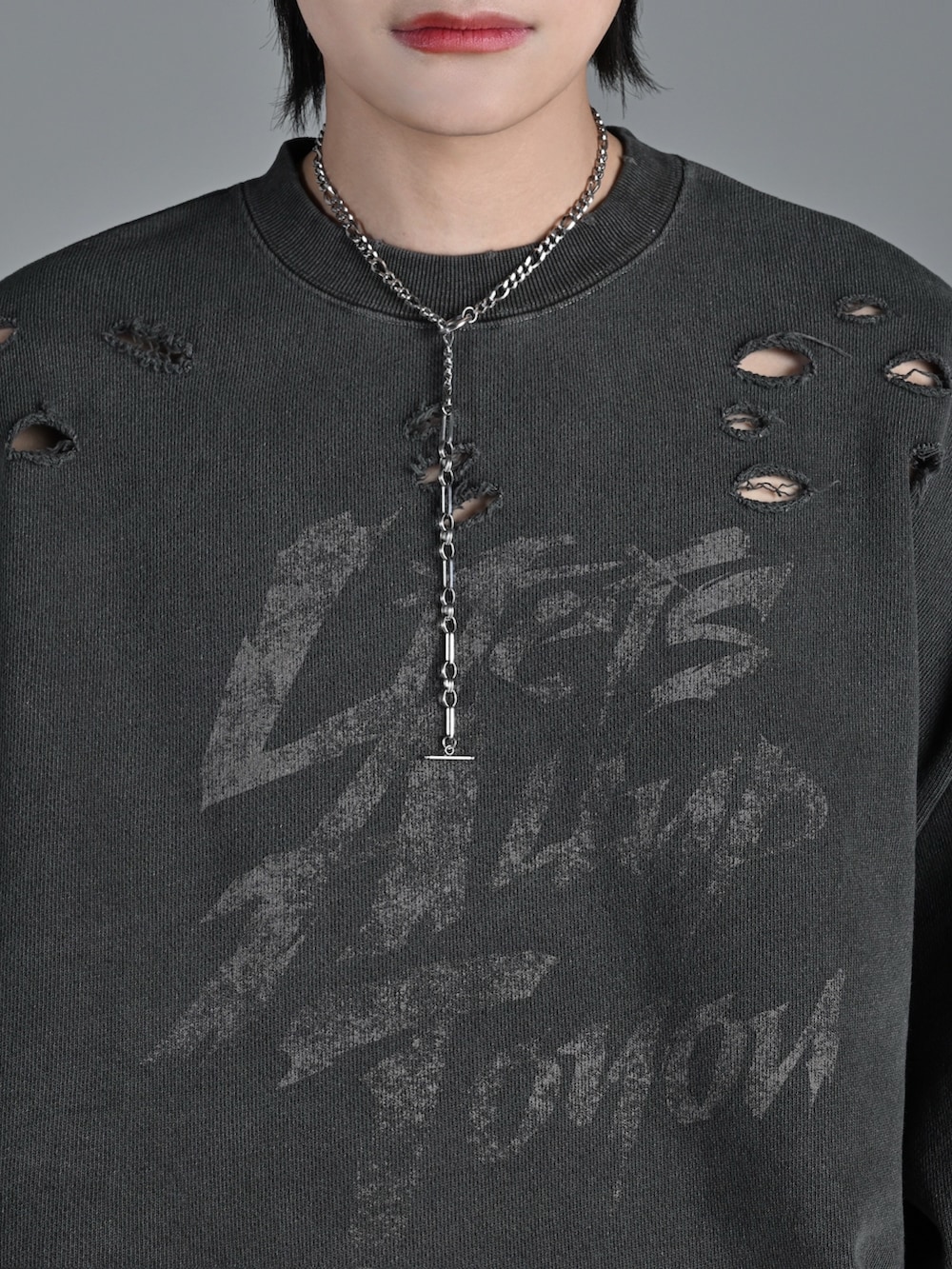 グレー系のデニムパンツ、グレー系のスウェット、ブラック系のショルダーバッグを着用したメンズの春コーディネートの5枚目の写真