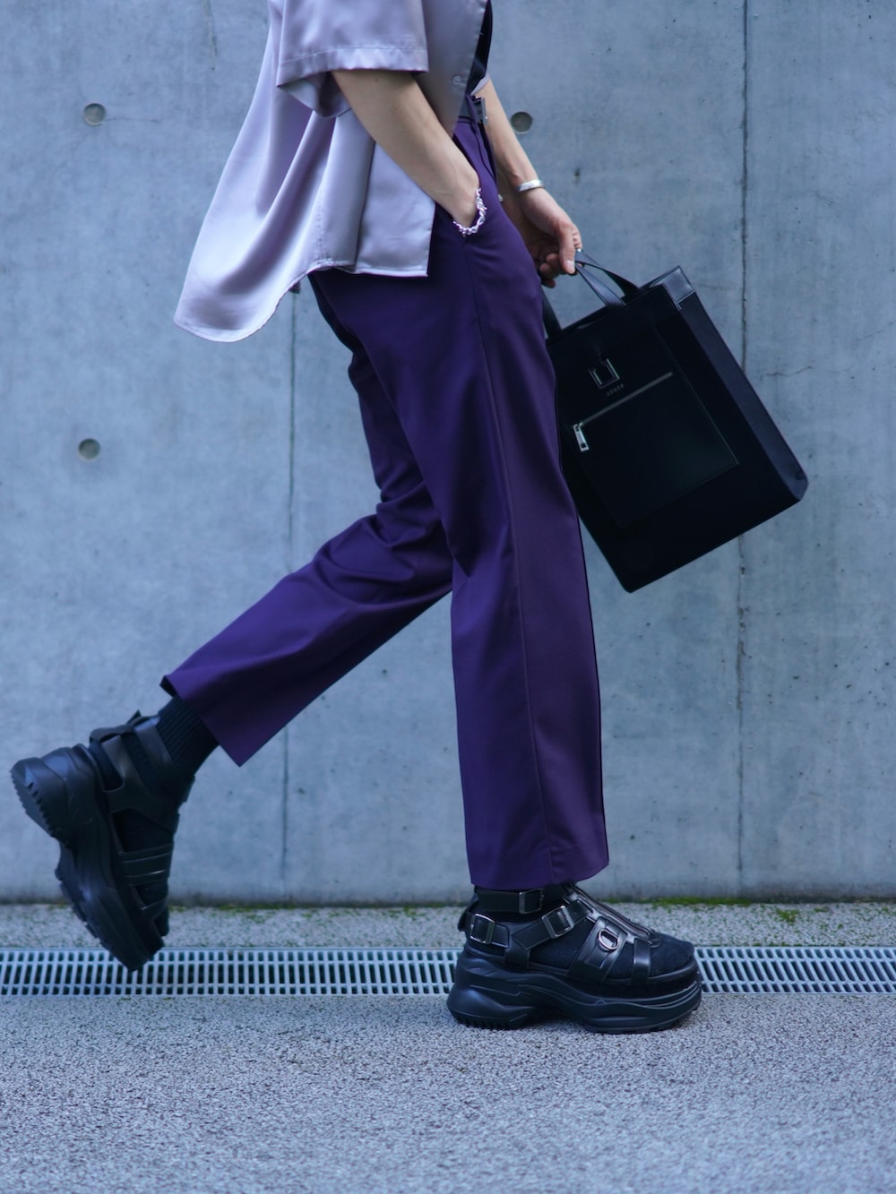 シルバー系のシャツ/ブラウス、ブラック系のタンクトップ、ブラック系のトートバッグを着用したメンズの夏コーディネートの3枚目の写真