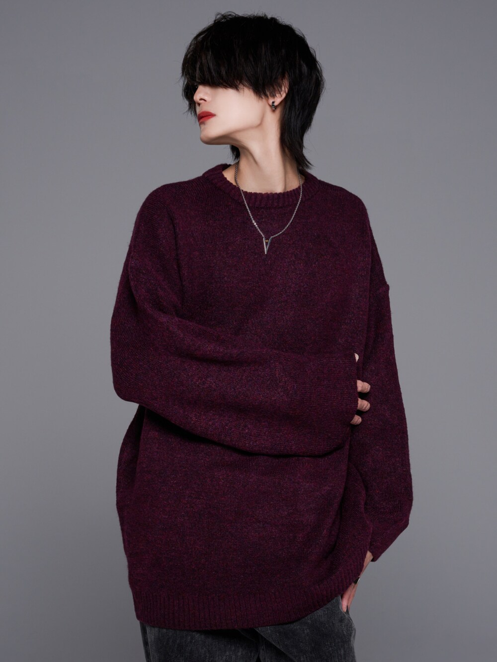 ブルー系のデニムパンツ、ホワイト系のスニーカー、レッド系のニット/セーターを着用したメンズの秋コーディネートの2枚目の写真