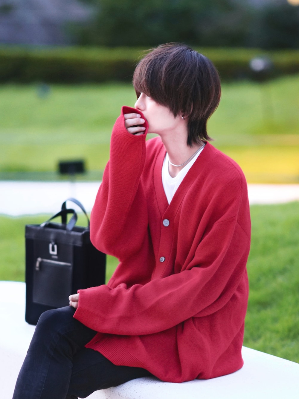 ホワイト系のTシャツ/カットソー、ブラック系のデニムパンツ、ホワイト系のスニーカーを着用したメンズの秋コーディネートの3枚目の写真