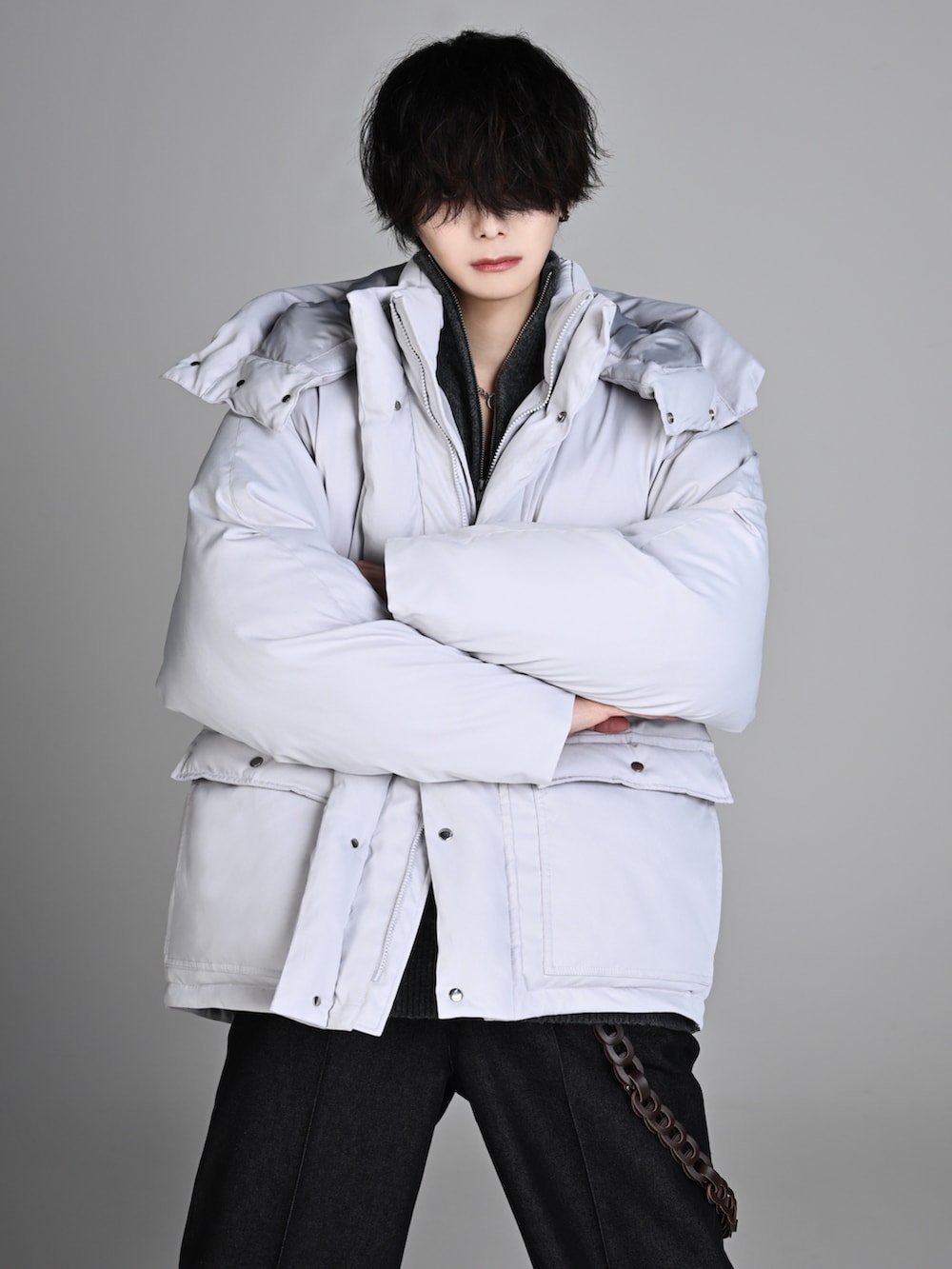 ブラック系のその他パンツ、ブラック系のブーツ、グレー系のダウンジャケット/コートを着用したメンズの秋コーディネートの2枚目の写真