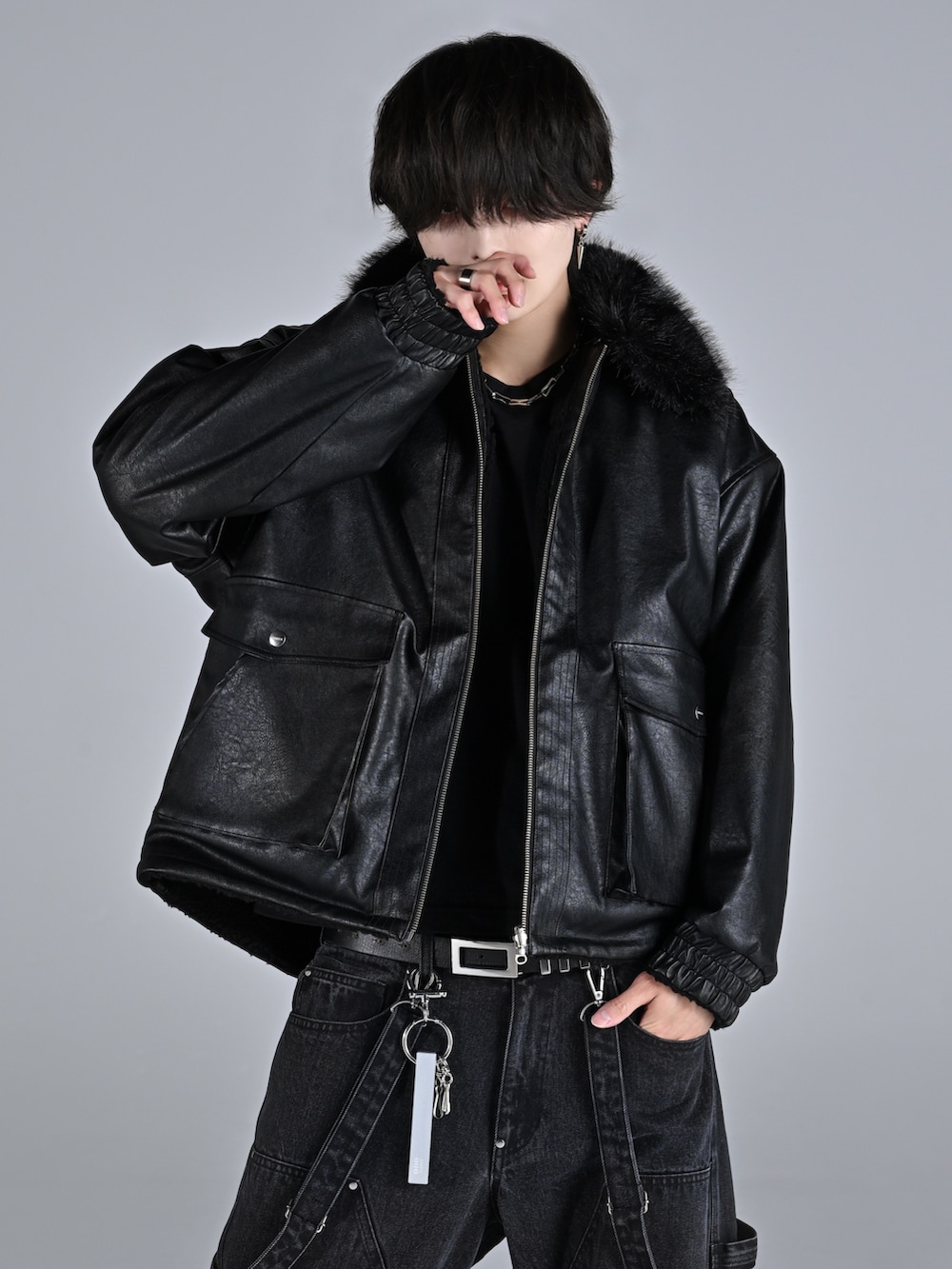 ブラック系のデニムパンツ、ブラック系のTシャツ/カットソー、ブラック系のブルゾンを着用したメンズの秋コーディネートの5枚目の写真