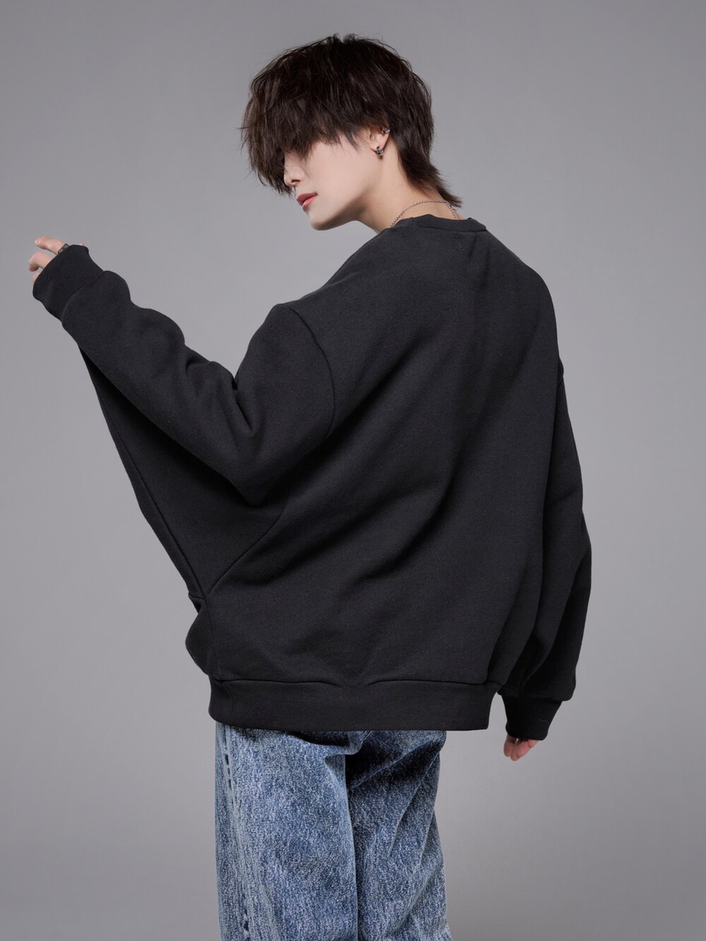 ブラック系のデニムパンツ、ブラック系のスウェット、ブルー系のデニムパンツを着用したメンズの冬コーディネートの4枚目の写真