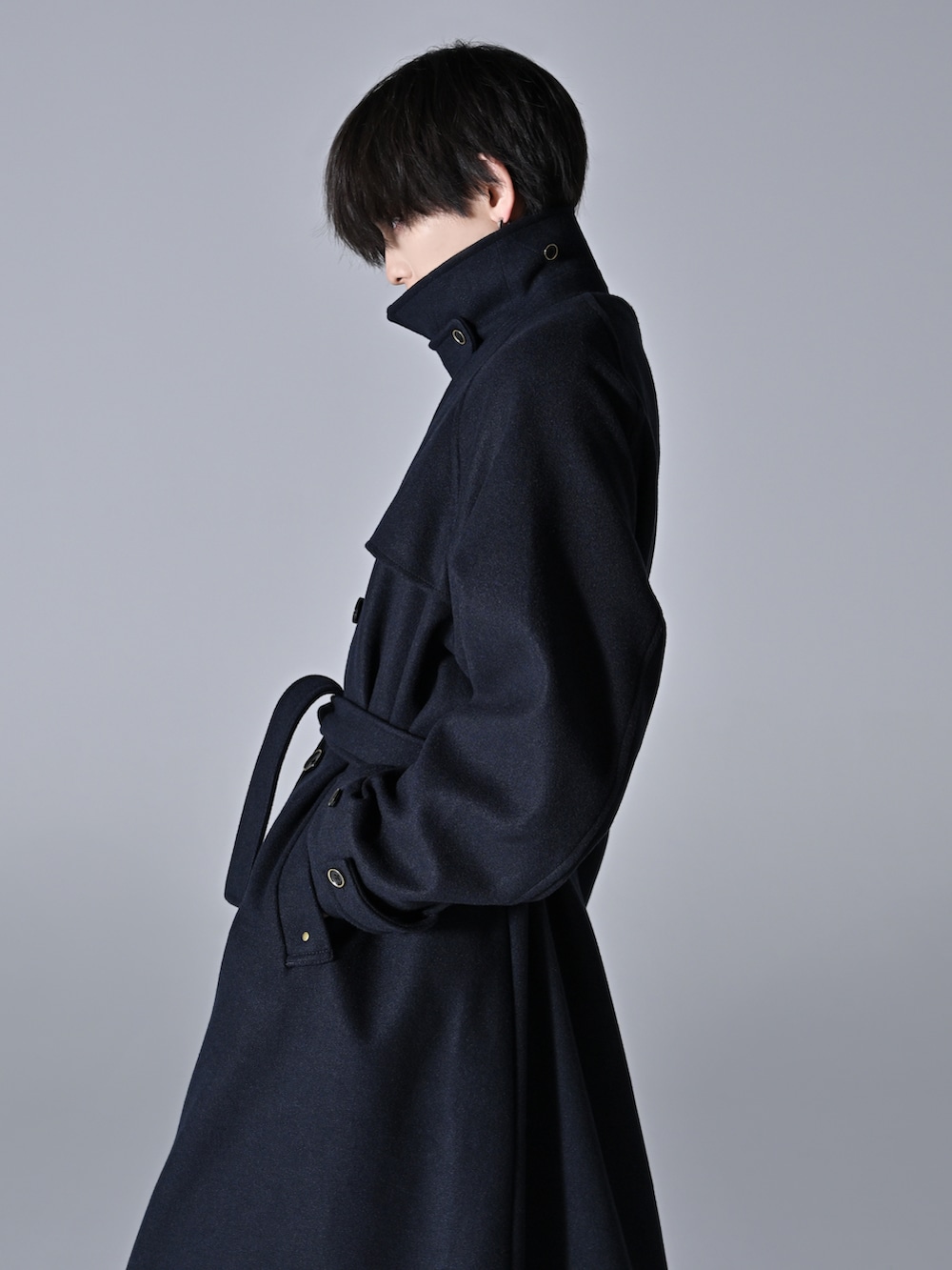 ブラック系のニット/セーター、ブラック系のデニムパンツ、ブラック系のローファーを着用したメンズの秋コーディネートの2枚目の写真