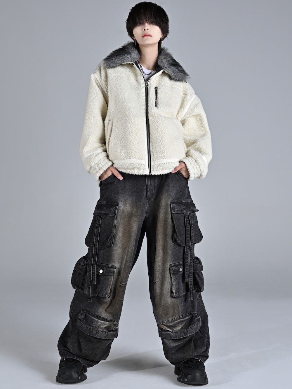 ブラック系のブルゾン、ブラック系のデニムパンツ、ホワイト系のスニーカーを着用したメンズの秋コーディネートの4枚目の写真