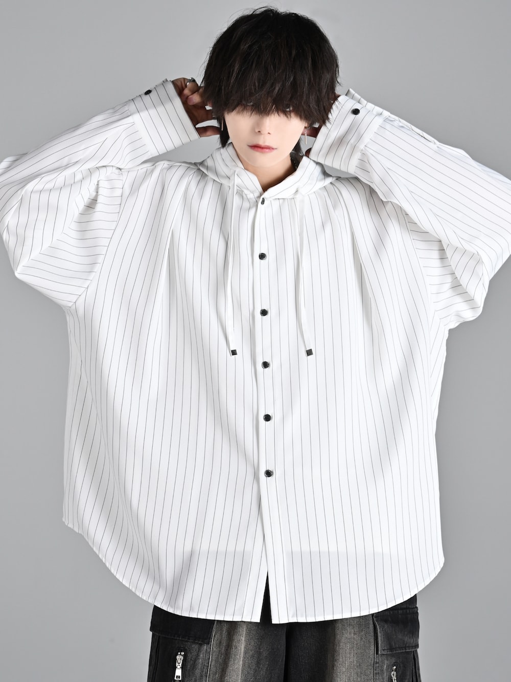 グレー系のタンクトップ、ブラック系のその他パンツ、ブラック系のショルダーバッグを着用したメンズの夏コーディネートの2枚目の写真