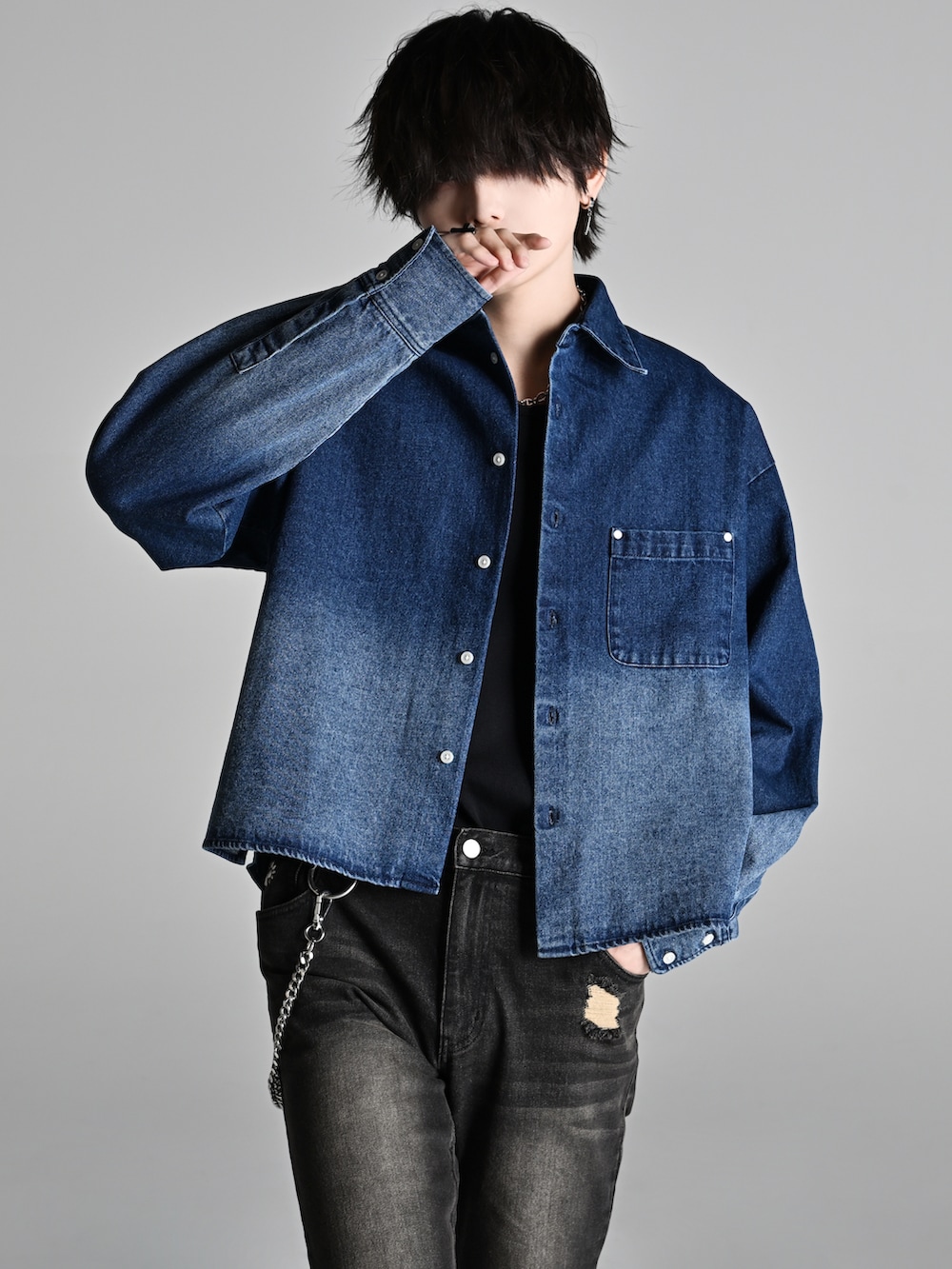 ブルー系のシャツ/ブラウス、ブラック系のスウェットパンツ、ブラック系のスニーカーを着用したメンズの冬コーディネートの2枚目の写真