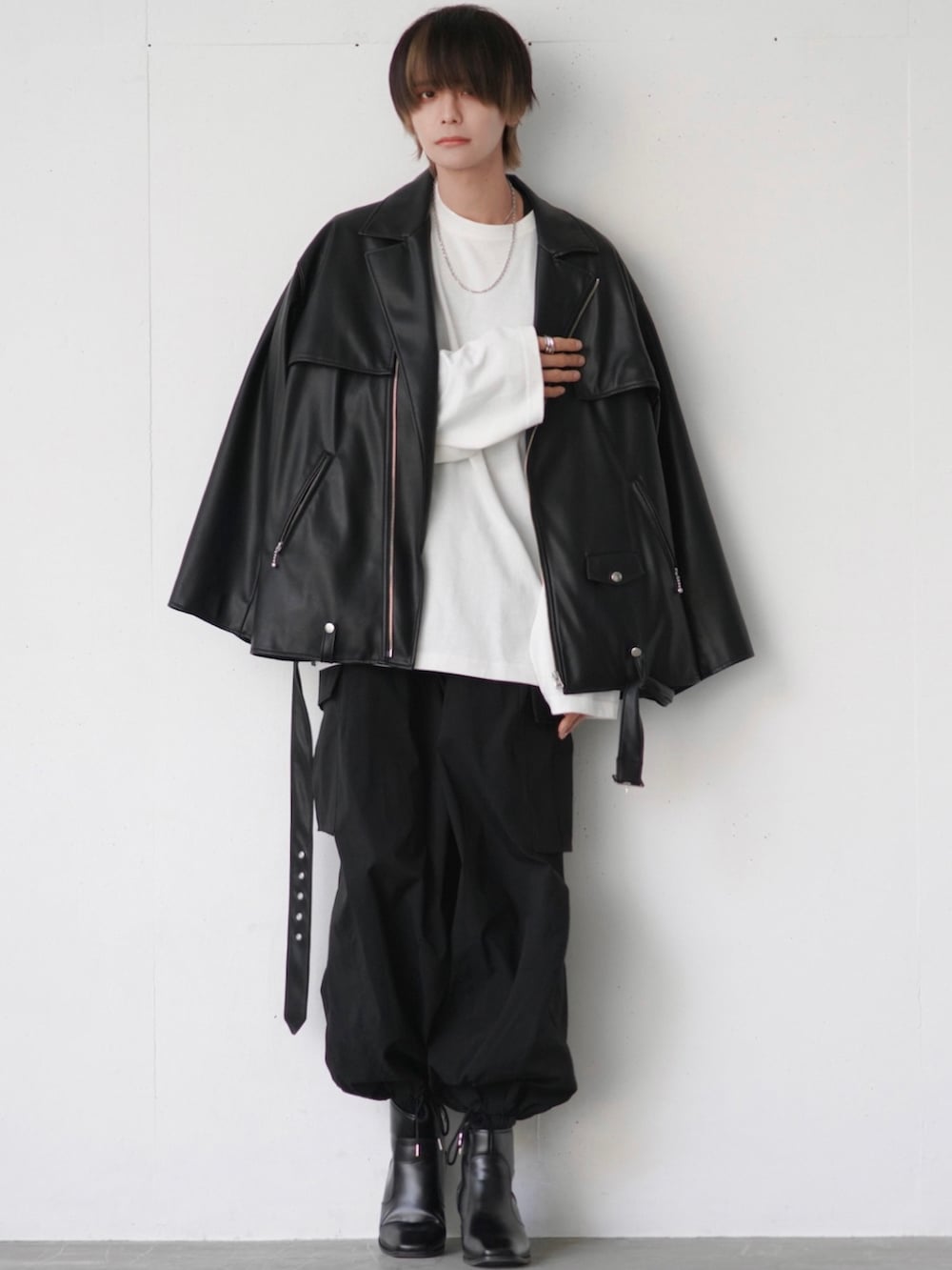 「シンプルコーデ、ライダース、カーゴパンツ、ブーツ、ヒールブーツ、モノトーン、韓国ファッション、ビッグシルエット、レザージャケット、冬コーデ、春コーデ、adrer、あったかコーデ、プチプラ、休日スタイル」|「ADRERのSynthetic leather over double riders jacket/シンセティックレザーオーバーダブルライダースジャケット(ライダースジャケット、ブラック系)」を使った、犬飼京 inukai keiさん(メンズ・183cm)の冬コーディネートの4枚目の写真
