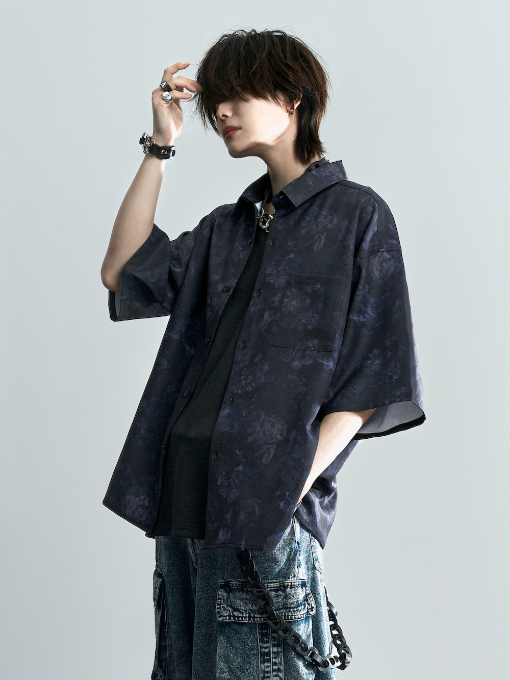 ブラック系のタンクトップ、ブルー系のカーゴパンツ、ブラック系のシャツ/ブラウスを着用したメンズの夏コーディネートの4枚目の写真