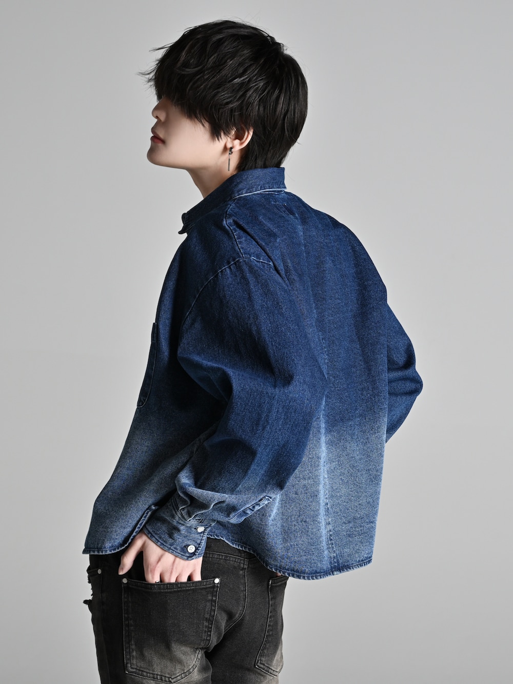 ブルー系のシャツ/ブラウス、ブラック系のローファー、ブラック系のショルダーバッグを着用したメンズの冬コーディネートの4枚目の写真